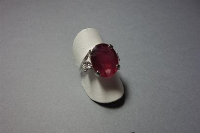 Bague en or gris 18K (750/oo) centrée d'un...