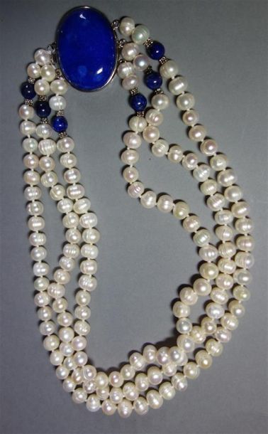 Collier trois rang de perles d'eau douce,...