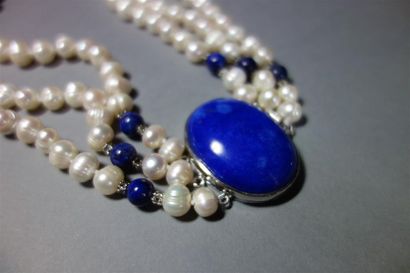 Collier trois rang de perles d'eau douce,...