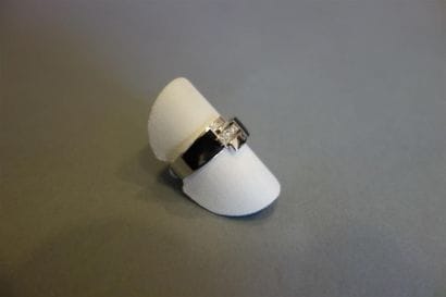 Bague croisée en or gris 18K (750/oo) agrémentée...