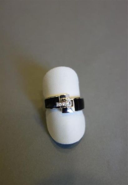 Bague croisée en or gris 18K (750/oo) agrémentée...