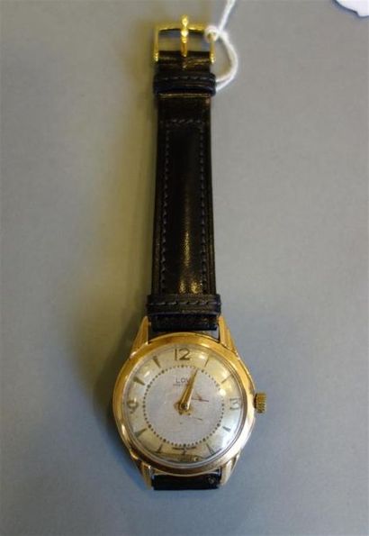 LOV : Montre en or jaune 18K (750/oo), cadran...