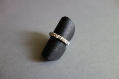 Alliance américaine en or gris 18K (750/oo)...