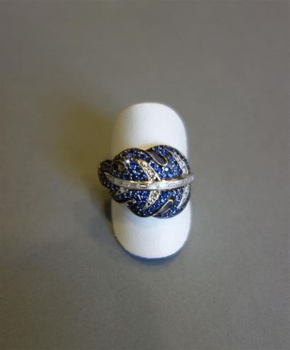 Bague en or gris 18K (750/oo) figurant une...