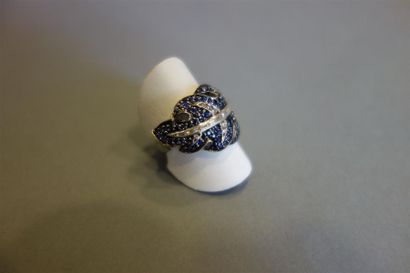 Bague en or gris 18K (750/oo) figurant une...