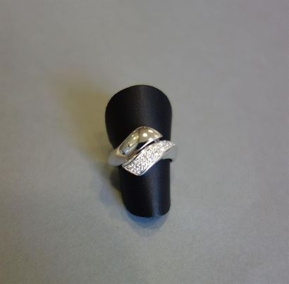 Bague croisée en or gris 18K (750/oo) agrémentée...