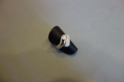 Bague croisée en or gris 18K (750/oo) agrémentée...