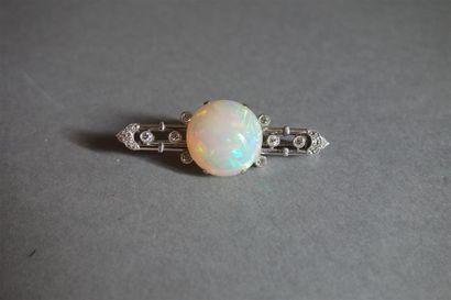 Broche en platine (850/oo) à décor ajouré...