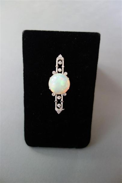 Broche en platine (850/oo) à décor ajouré...