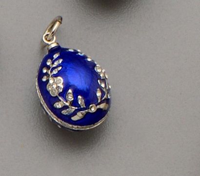 Pendentif « oeuf » en métal à décor orné...