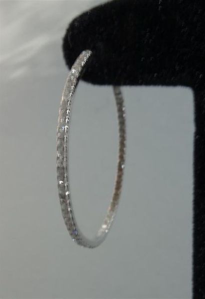 Paire de créoles en or gris 14K (585/oo)...
