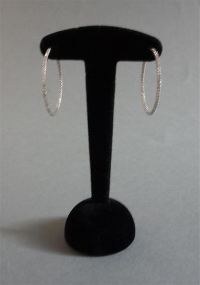 Paire de créoles en or gris 14K (585/oo)...