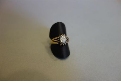 Bague en or jaune 18K (750/oo) à décor ajouré...