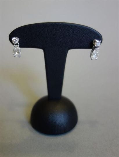 Paire de pendants d'oreilles en or gris sertis...