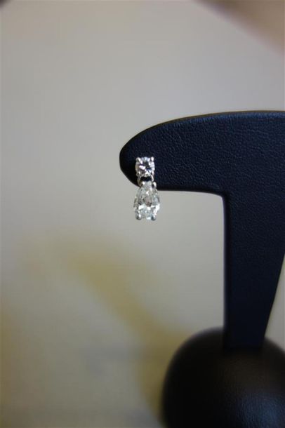 Paire de pendants d'oreilles en or gris sertis...