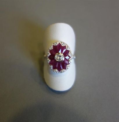Bague ovale en or gris 18K (750/oo) centrée...
