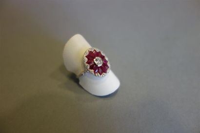 Bague ovale en or gris 18K (750/oo) centrée...