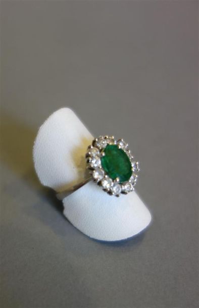 Bague Pompadour en or 18K (750/oo) rhodié...