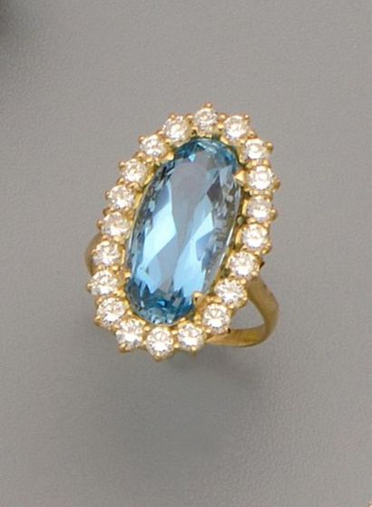 Bague en or jaune sertie d'une aigue marine...