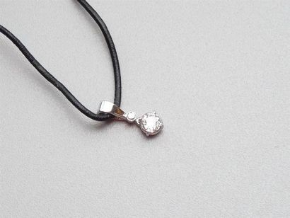 Pendentif en or gris 18K (750/oo) serti d'un...