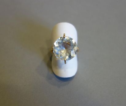 Bague en or jaune 18K (750/oo) centrée d'une...