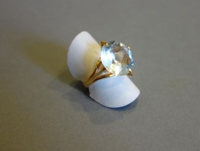 Bague en or jaune 18K (750/oo) centrée d'une...