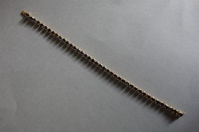 Bracelet ligne en or jaune 18K (750/oo) agrémenté...
