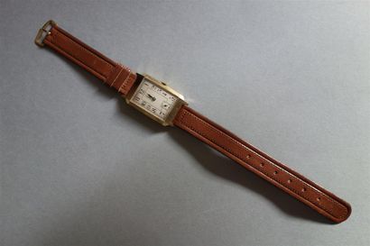 Montre en or jaune 18K (750/oo), cadran rectangulaire...