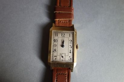 Montre en or jaune 18K (750/oo), cadran rectangulaire...