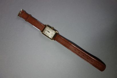 Montre en or jaune 18K (750/oo), cadran rectangulaire...