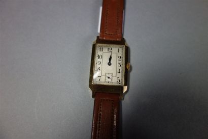 Montre en or jaune 18K (750/oo), cadran rectangulaire...