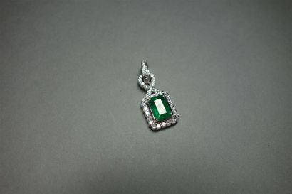 Pendentif en or gris 18K (750/oo) centré...