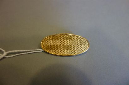Broche ovale en or jaune 18K (750/oo) tressé....