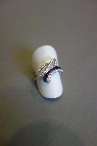 Bague en or gris 18K (750/oo) à décor de...