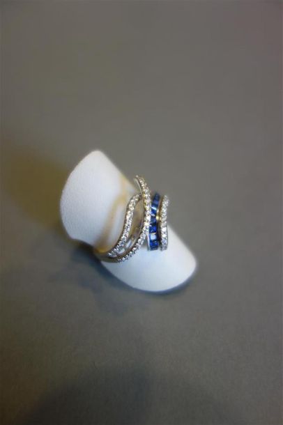 Bague en or gris 18K (750/oo) à décor de...