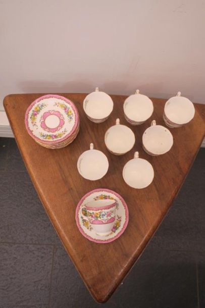 8 tasses et leurs sous tasses en porcelaine...