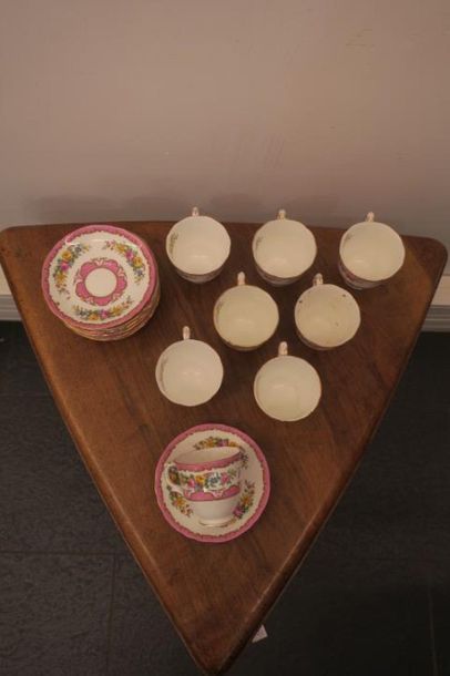 8 tasses et leurs sous tasses en porcelaine...