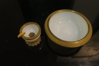 Deux petites coupes en opaline dont une sur...