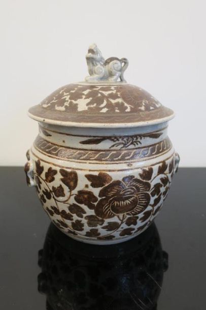 Pot couvert. Asie à décor de chiens de f...