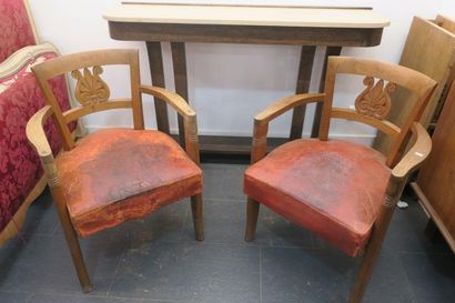 Paire de FAUTEUILS en chêne mouluré et sculpté,...