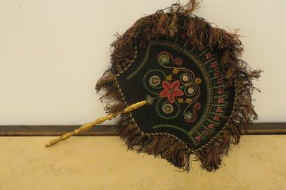 EVENTAIL écran à décor brodé. 