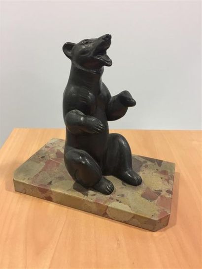OURS. Sculpture sur socle marbre.