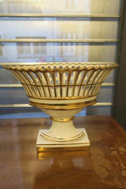 Coupe ajourée en porcelaine blanche et o...
