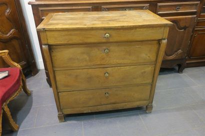 Une commode à 4 tiroirs 