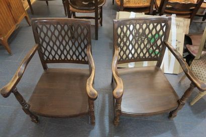 Paire de fauteuils bas à dossier ajouré....