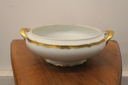 Légumier en porcelaine de Limoges. Manque...