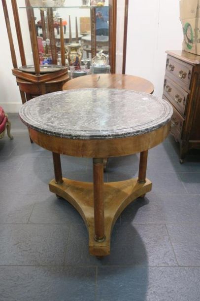 Guéridon tripode, dessus de marbre gris veiné,...