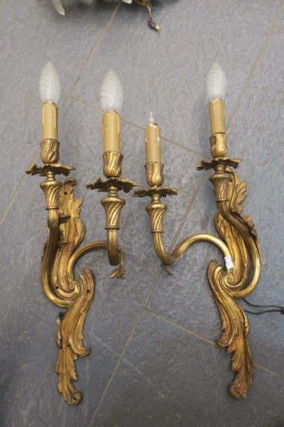 Paire d'appliques rocaille à deux lumières....