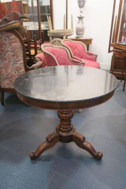 Guéridon tripode, dessus de marbre noir....