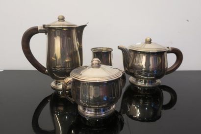 Un service comprenant : verseuse à thé, verseuse...